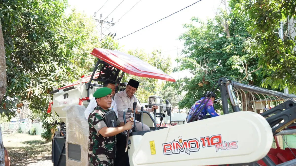 Bupati Dompu Bambang Firdaus menyerahkan bantuan alsintan kepada Koptan, Rabu (19/8).