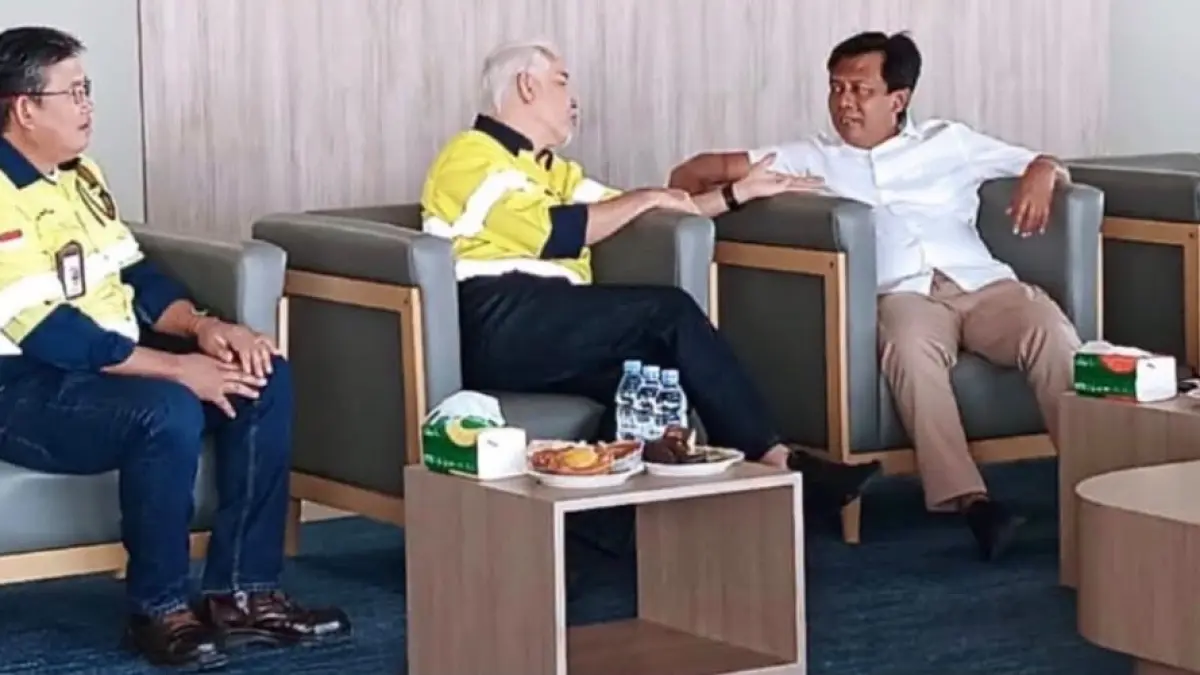 Bupati KSB Amar Nurmansyah saat berbincang dengan petinggi Amman Mineral di tengah-tengah peninjauan kesiapan Bandara Kiantar beroperasi secara perdana pada 20 November 2026 nanti.&nbsp;