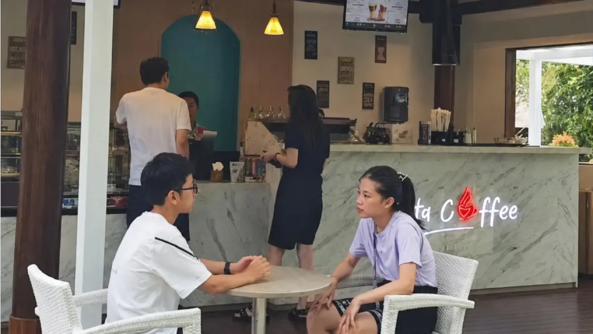 KOPI SANTAI: Pengunjung menikmati suasana santai di Matta Coffee, gerai kopi yang berada di area Merumatta Senggigi Lombok. Mengusung konsep cozy dan self-service, Matta Coffee menyajikan olahan kopi dari biji petani lokal serta pastri dan kudapan hasil kolaborasi dengan UMKM NTB. (IST/LOMBOK POST)
