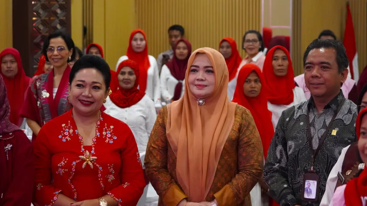 General Manager PLN UIW NTB Yondri Zulfadli (kanan) bersama Wakil Gubernur NTB Hj. Indah Dhamayanti Putri (tengah) hadir dalam kegiatan Ruang Cerita Ibu yang digelar Srikandi PLN NTB, Kamis (20/8).