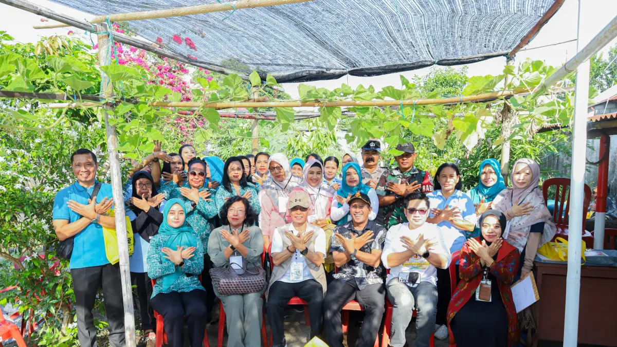 PENILAIAN LOMBA P2L: Asisten II Setda Kota Mataram Miftahurrahman, Camat Cakranegara Irfan Syafindra Soeratie, dan tim juri foto bersama pengurus KWT Kemuning serta kader PKK usai penilaian Lomba AKU HATINYA PKK di Kelurahan Mayura, Cakranegara, Mataram, Kamis (20/8).