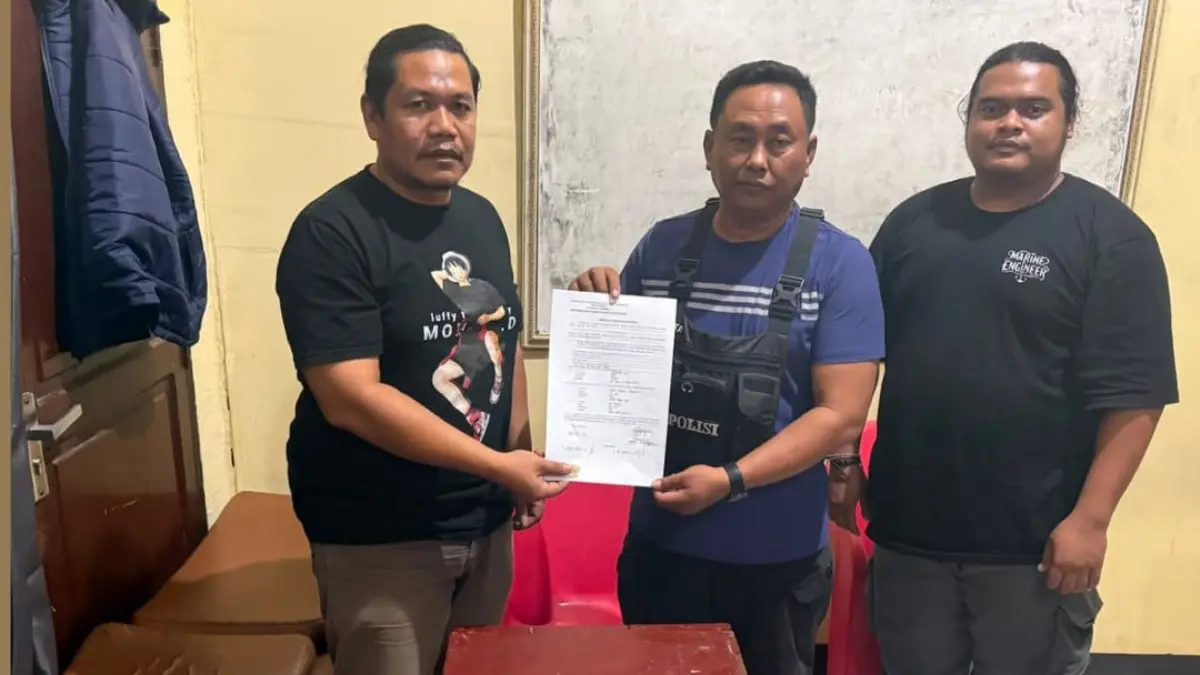 Kapolsek Tambora Iptu Suhadak menyerahkan barang bukti sabu yang ditinggalkan RH saat hendak mendaki Gunung Tambora, Selasa (18/8). (Dok Polres Bima)