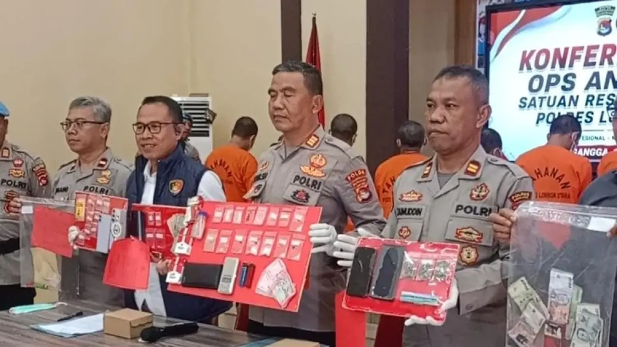 KASUS NARKOBA: Polisi menunjukkan sejumlah barang bukti yang diamankan dalam operasi antik Rinjani.