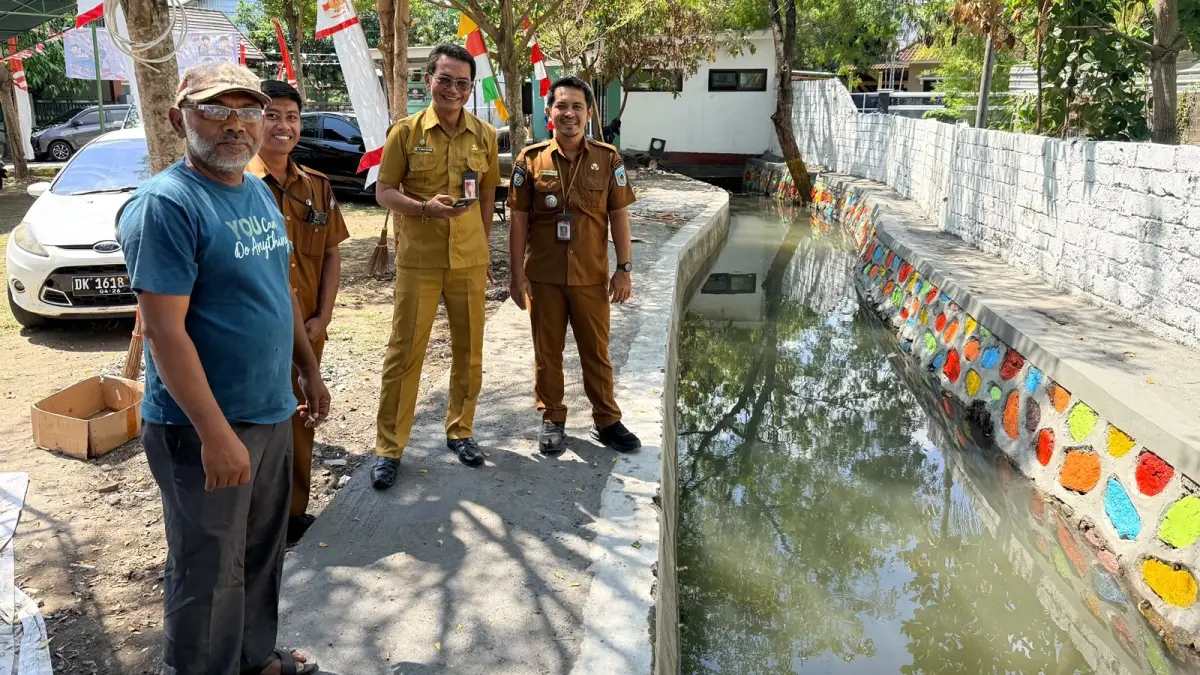 Kepala Lingkungan Salamuddin (kiri) meninjau hasil kerja keras warga bersama perwakilan Pemkot Mataram dan Camat Sekarbela.