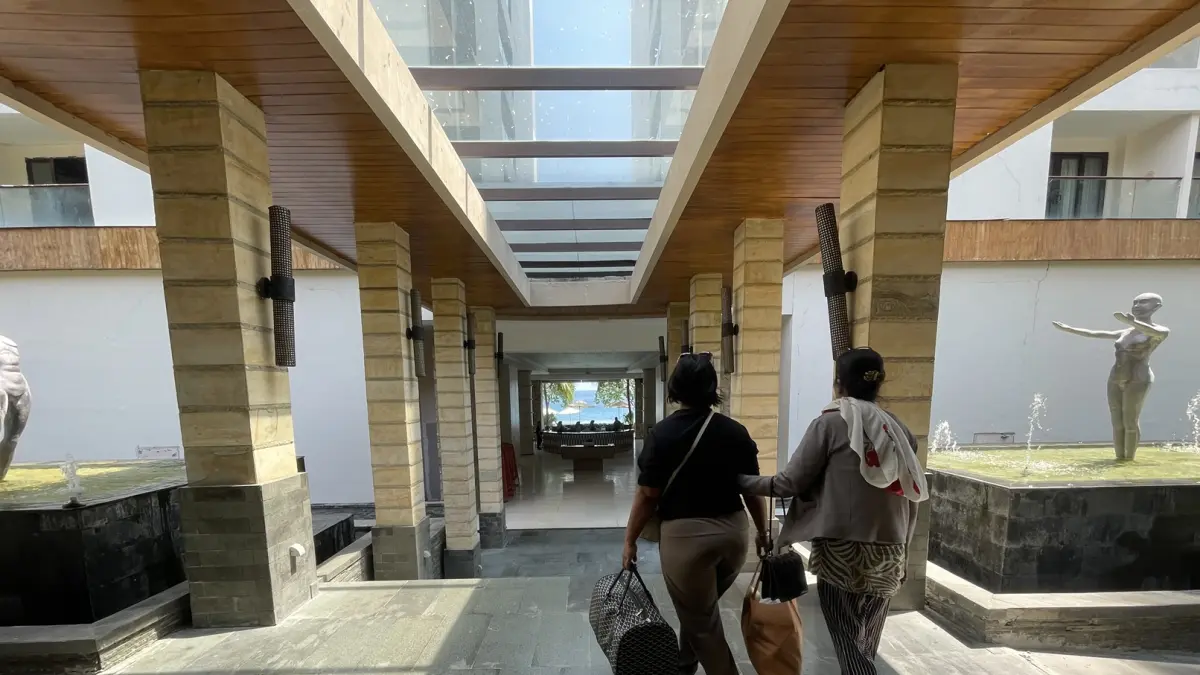 MENGINAP: Tamu yang memasuki lobi untuk check in di salah satu hotel di Senggigi, Lombok Barat, belum lama ini. (IVAN/LOMBOK POST)