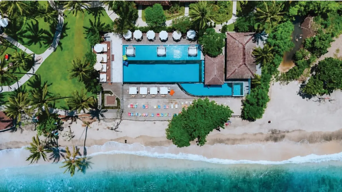 NIKMATI SENJA: Inilah pemandangan yang bisa dinikmati di D’Cabana Beach Club di Holiday Resort Lombok. (IST/LOMBOK POST)