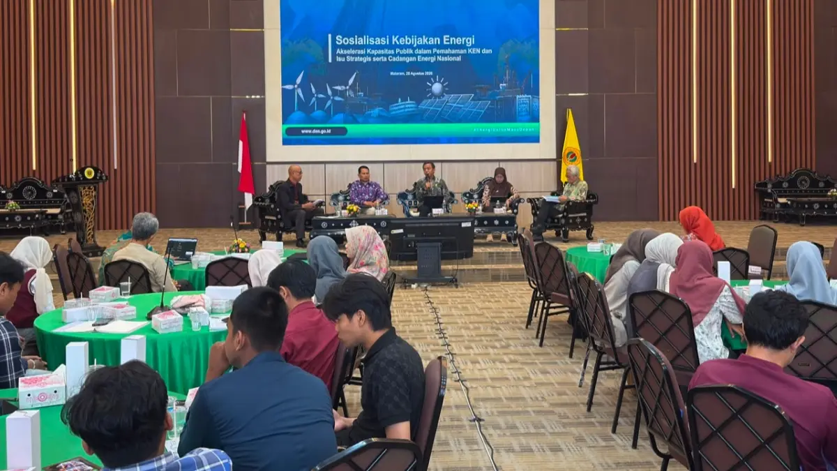 Para narasumber menyampaikan paparan dalam acara, Sarasehan Energi dan Sosialisasi Kebijakan Energi Nasional, di Unram, Kamis (20/8). (YUYUN/LOMBOK POST)