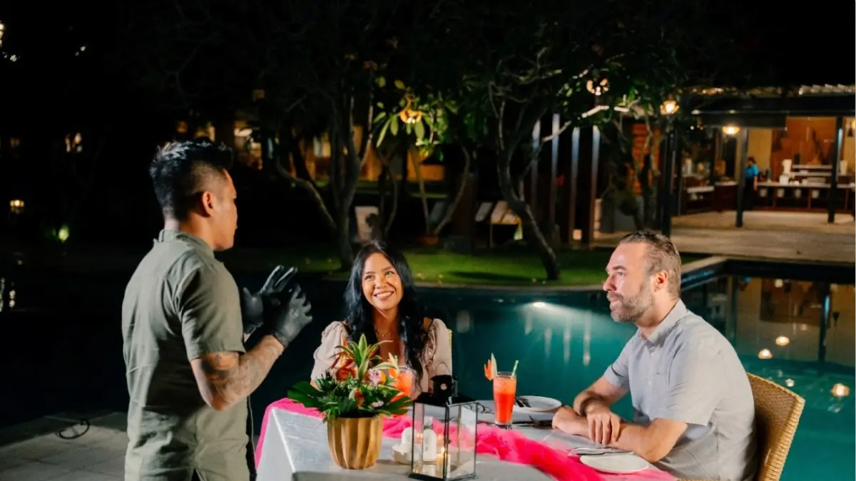 PENASARAN: Tamu menunggu menu yang akan disajikan karena tidak diberi tahu menu yang disajikan Holiday Resort Lombok pada program Chef’s Surprise. (IST/LOMBOK POST)