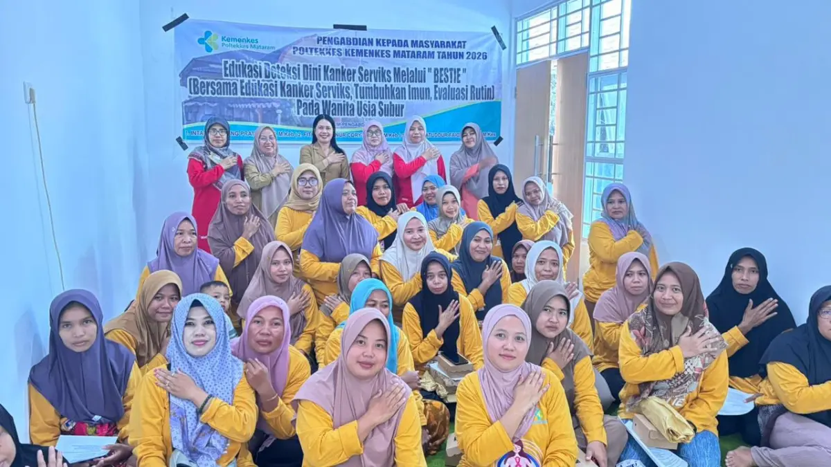 PENGABDIAN: Tim pengabdian masyarakat Poltekkes Kemenkes Mataram bersama peserta dan kader penyuluh IVA dalam kegiatan program BESTIE di Desa Kebon Ayu, Kecamatan Gerung, Lombok Barat.&nbsp;
