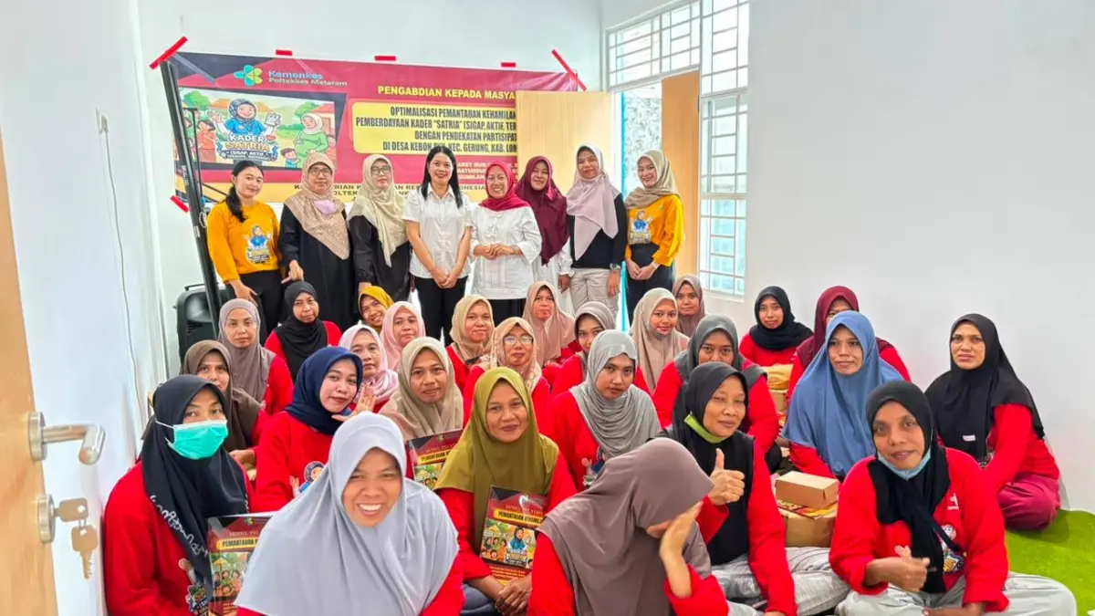 PERKUAT KESEHATAN IBU: Kebersamaan tim pengabdi Poltekkes Kemenkes Mataram, Pemdes Kebon Ayu, Puskesmas Gerung, dan kader kesehatan saat peluncuran gerakan pendampingan Kader SATRIA di Desa Kebon Ayu, Lombok Barat, Kamis (20/8).
