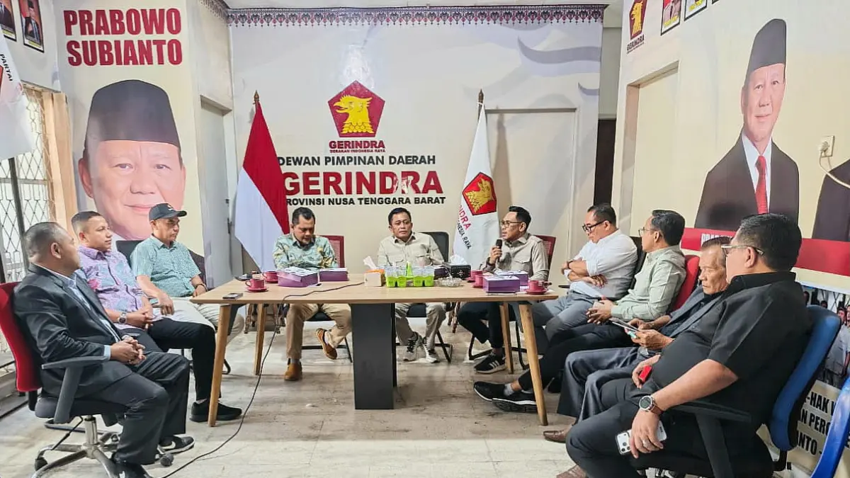 PERKUAT KONSOLIDASI: Tim dari Bawaslu NTB saat berkunjung ke kantor DPD Partai Gerindra NTB untuk memperkuat konsolidasi demokrasi, Selasa (18/8).