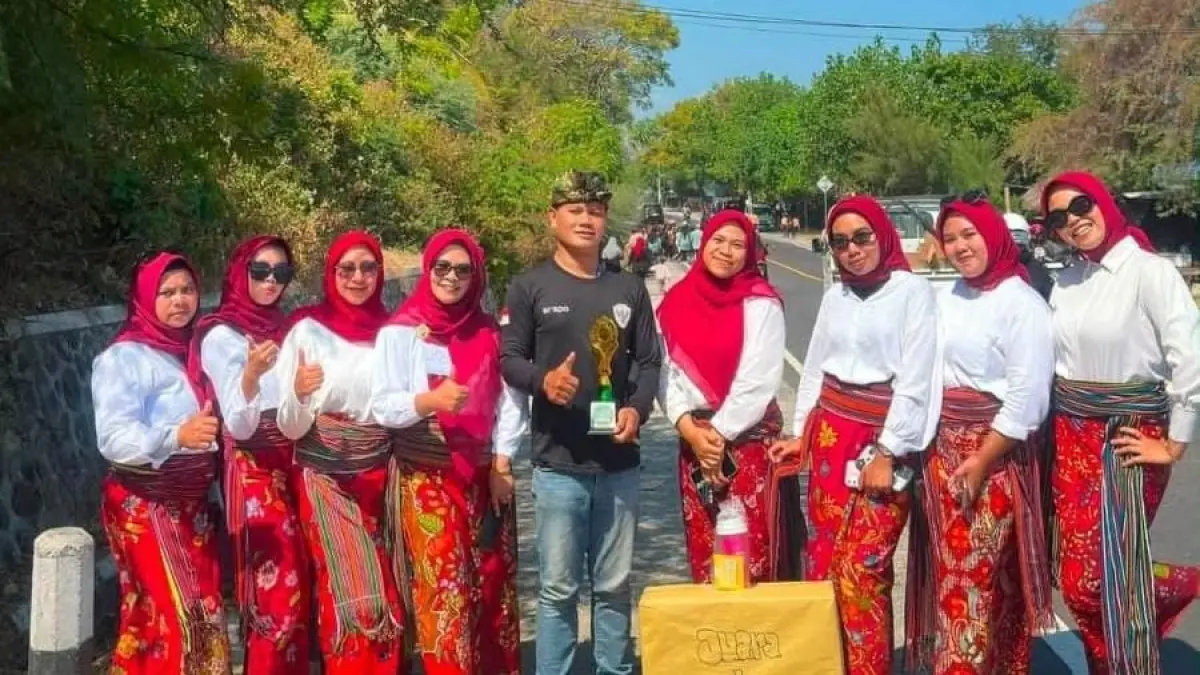 PERKUAT PERSATUAN: Kepala Desa Sambik Bangkol (tengah) bersama peserta gerak jalan indah.