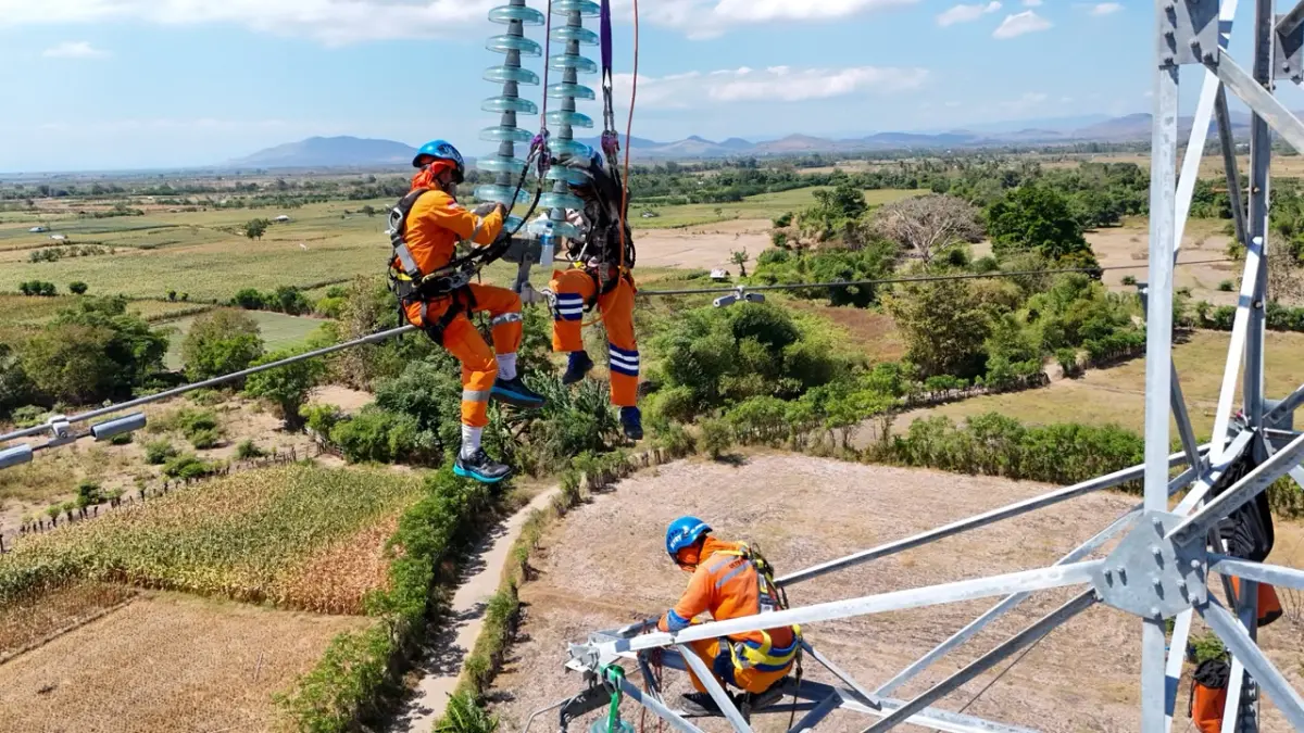 Personel ULTG Sumbawa mengganti dan membersihkan isolator Tower T.181 di ruas Labuhan-Plampang dan Labuhan-Empang.