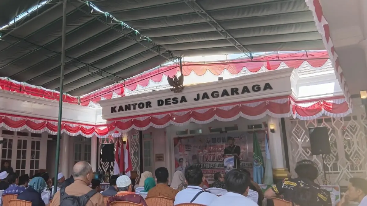 PRIORITASKAN PROGRAM: Kades Jagaraga Muhamad Hasyim saat menceritakan perkembangan desa selama satu tahun terakhir, Selasa (18/8). (NURUL/LOMBOK POST)