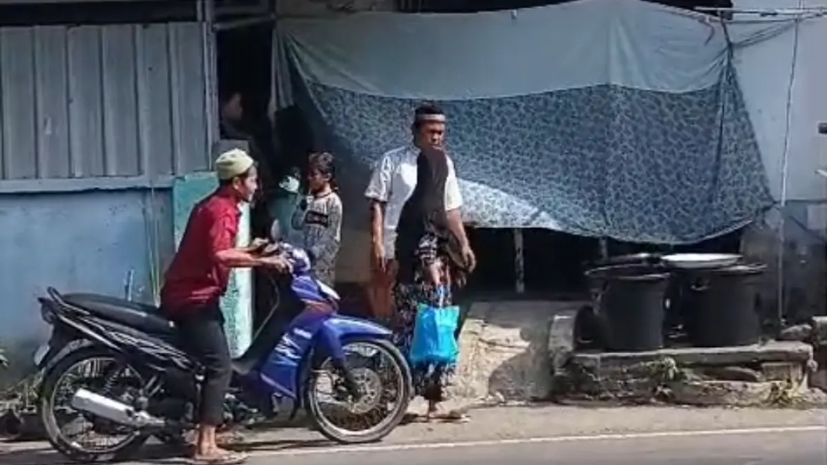 Proses pemandian jenazah korban KMP Putri Yasmin di rumah duka, Kamis (20/8) dan dimakamkan usai Zuhur. (NURUL/LOMBOK POST)