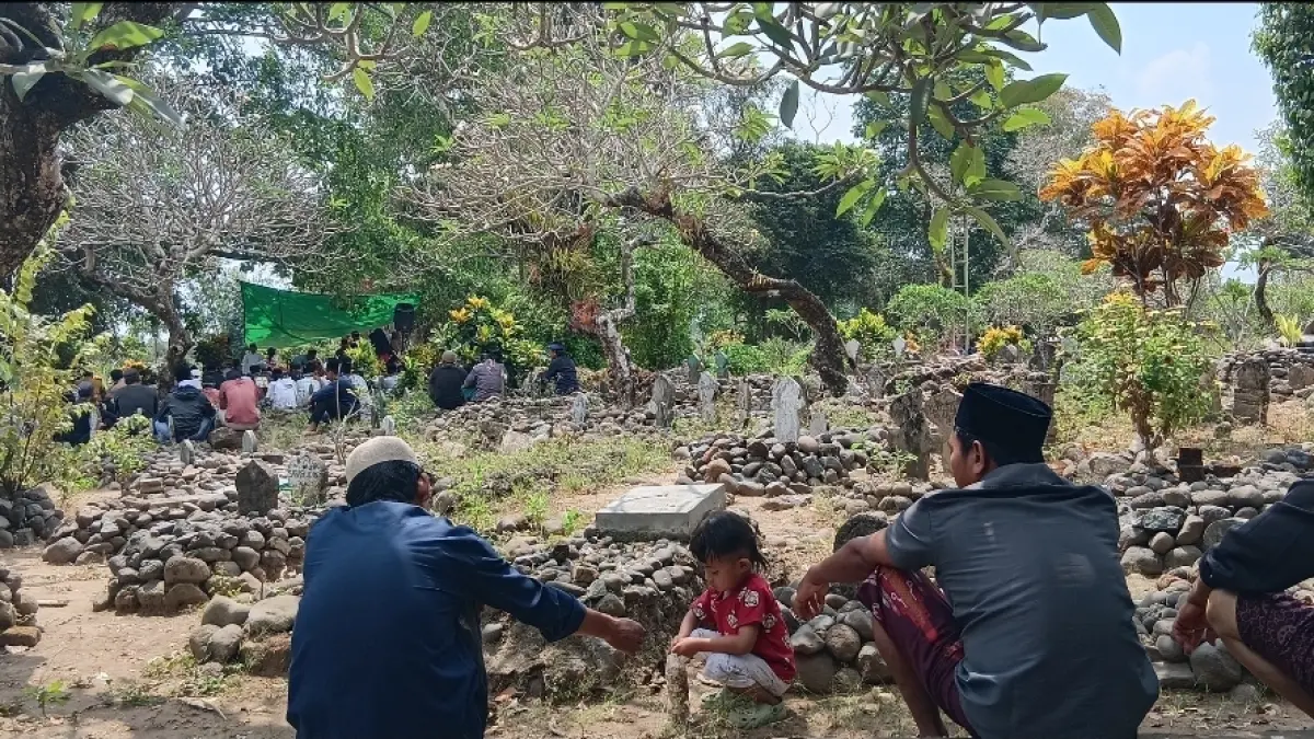 Prosesi pemakaman korban KMP Putri Yasmin atas nama Ardiansyah usia 37 tahun di pemakaman umum Desa Gelogor, Kamis (20/8) siang.