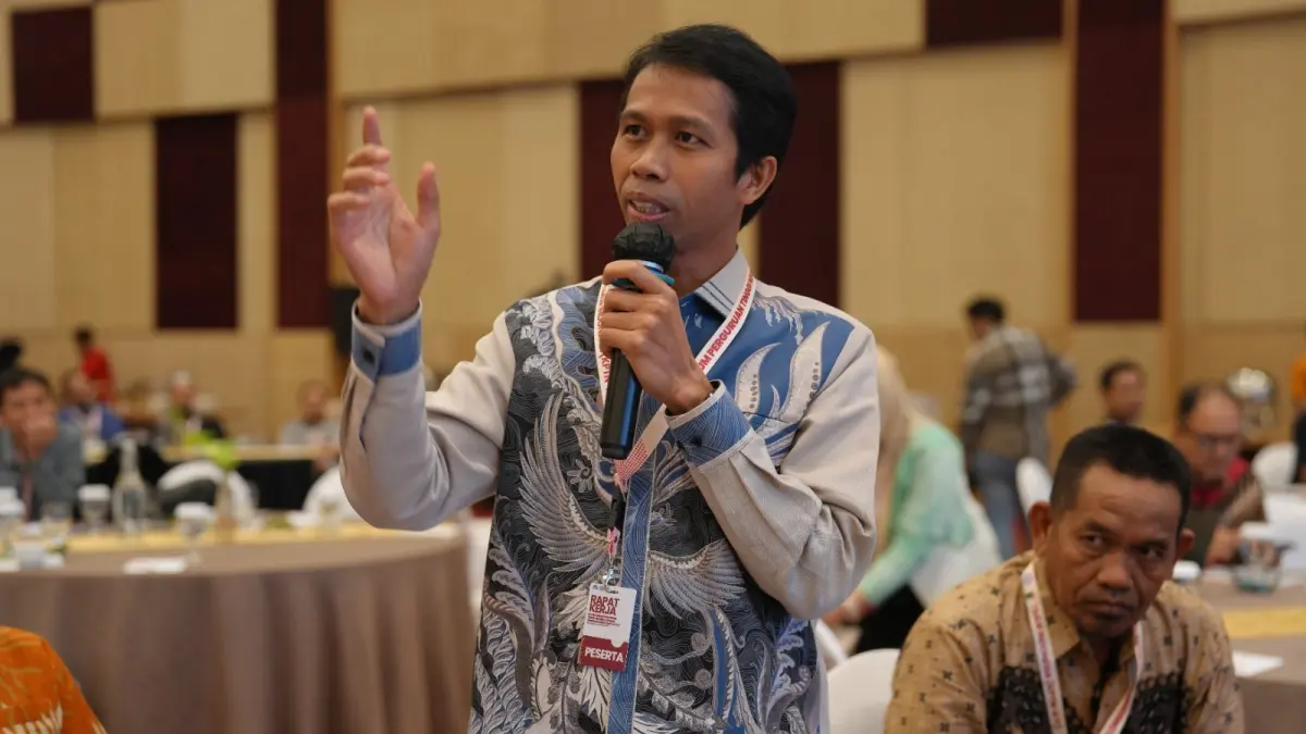 RAKER: Rektor Unram Prof Sukardi (berdiri) menyampaikan gagasannya pada Konsorsium Perguruan Tinggi Negeri Kawasan Indonesia Timur di Makassar, Rabu (19/8).
PTN KTI pacu daya saing Indonesia Timur, Unram dorong bantuan UKT.

