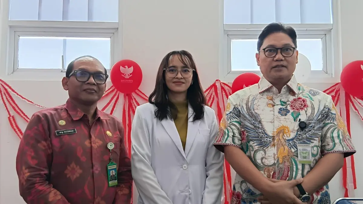 KETERANGAN PERS: Direktur RSUD Patut Patuh Patju (Tripat) dr Suriyadi (kanan) bersama Dokter Spesialis paru dr Ni Nyoman Ayu Suciarini (Tengah) dan Kabid Pelayanan Medik drg Nyoman Adnyan Putra saat memberikan keterangan pers terkait kematian Ardiansyah korban KMP Putri Yasmin di Ballroom Lantai 3 RSUD Tripat, Kamis (20/8). (NURUL/LOMBOK POST)
