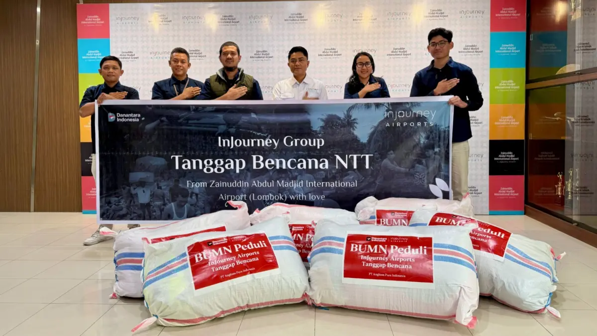 SALURKAN: GM BIZAM Lombok Aidhil Philip Julian (tengah) menyalurkan bantuan untuk para korban gempa NTT, Rabu (19/8).