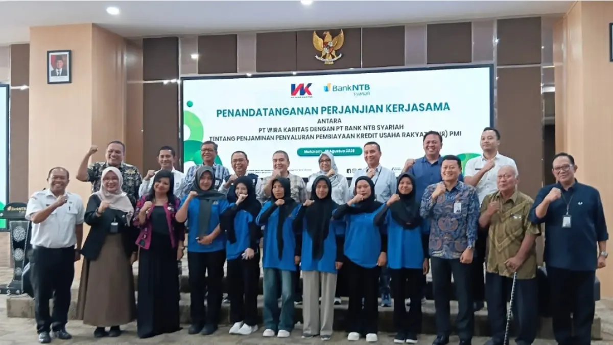SALURKAN KUR PMI: Bank NTB Syariah bersama Disnakertrans NTB dan PT Wira Karitas menyalurkan KUR kepada PMI yang akan berangkat, Rabu (19/8). (NURUL/LOMBOK POST)