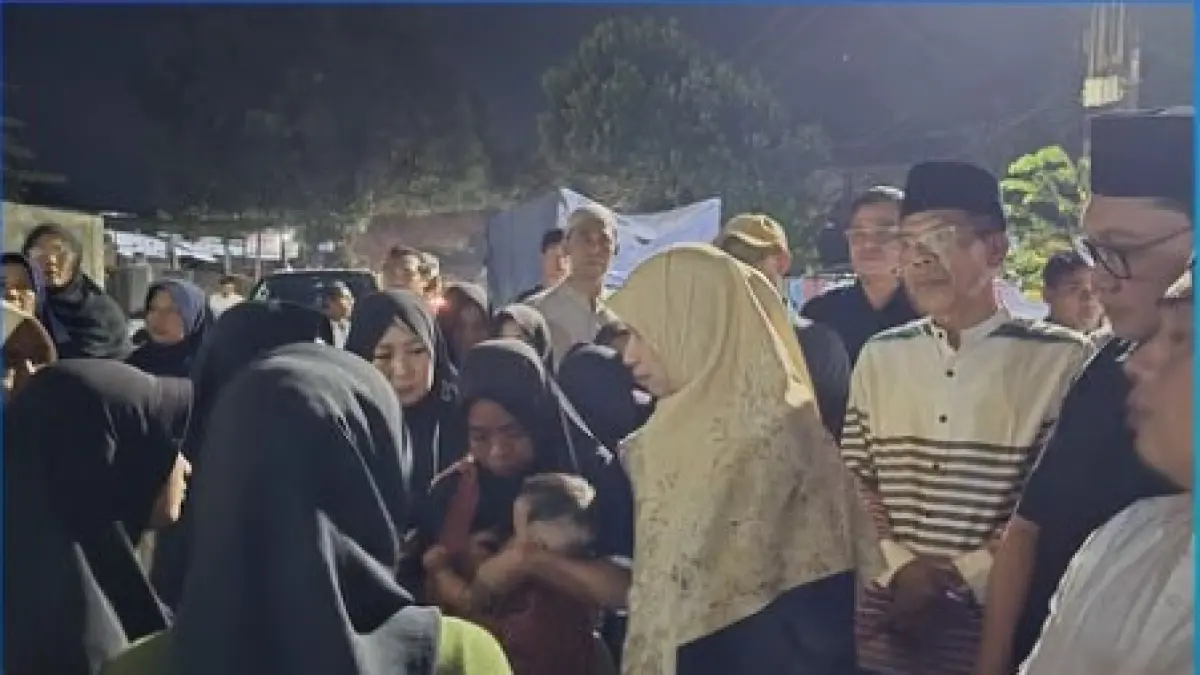 Sampaikan Belasungkawa, Wabup UNA Sambangi Rumah Duka Korban Meninggal KMP Putri Yasmin di Gelogor, Kediri, Rabu (19/8) malam. 