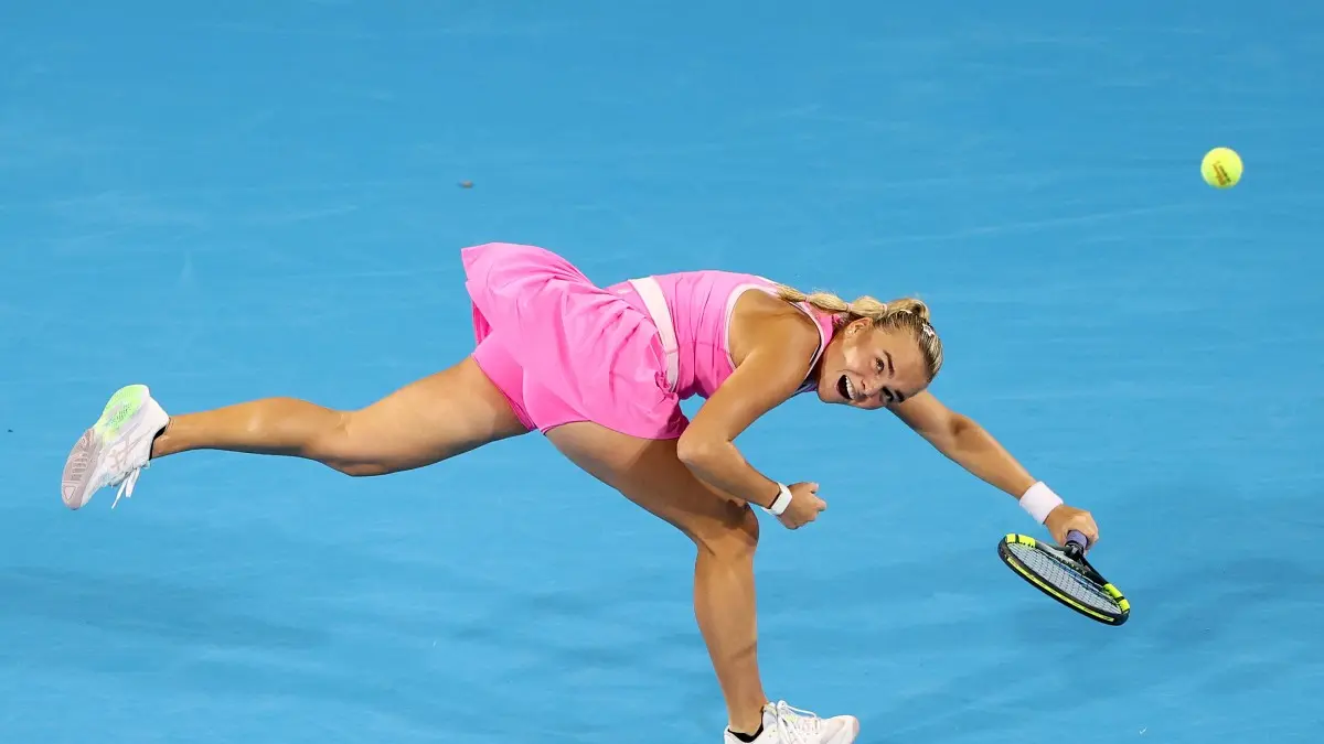 Sara Bejlek membuat kejutan di Cincinnati Open dengan menumbangkan Aryna Sabalenka. Ia melaju ke perempat final WTA 1000 untuk pertama kalinya. (Getty Images via AFP)