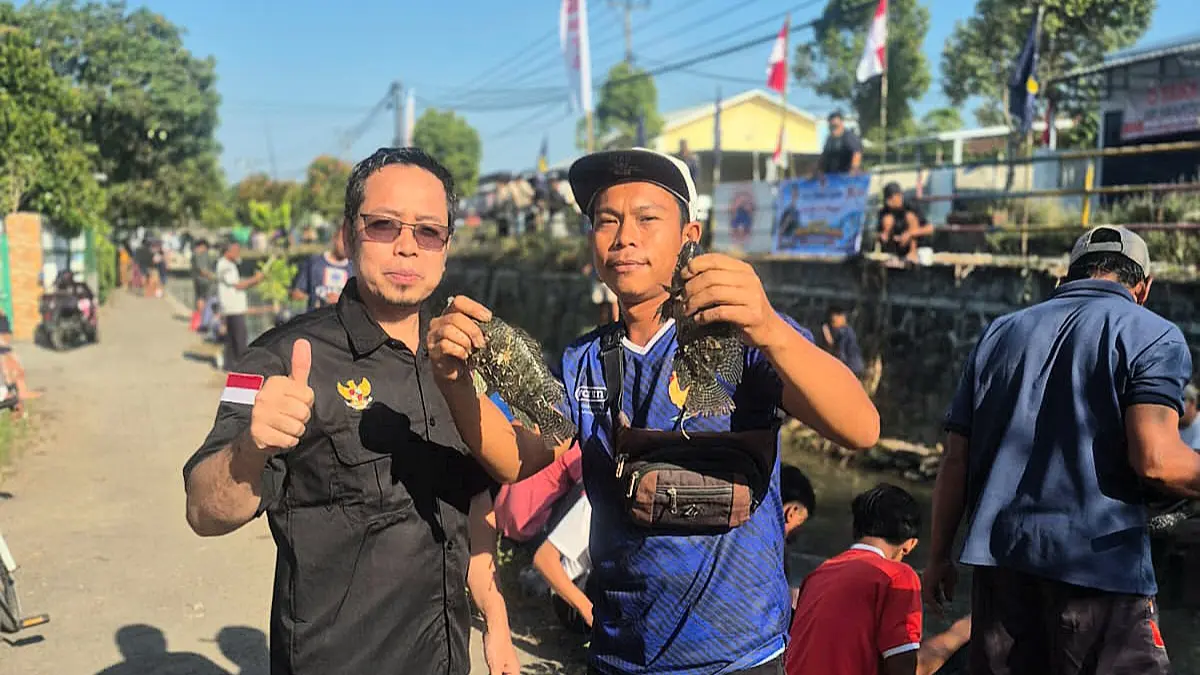 SEMARAK: DPD Garda Pemuda NasDem Lombok Barat menggelar kegiatan mancing mania di kali Dusun Karang Kebon Barat, Desa Bagik Polak, Kecamatan Labuapi, Rabu (19/8).&nbsp;