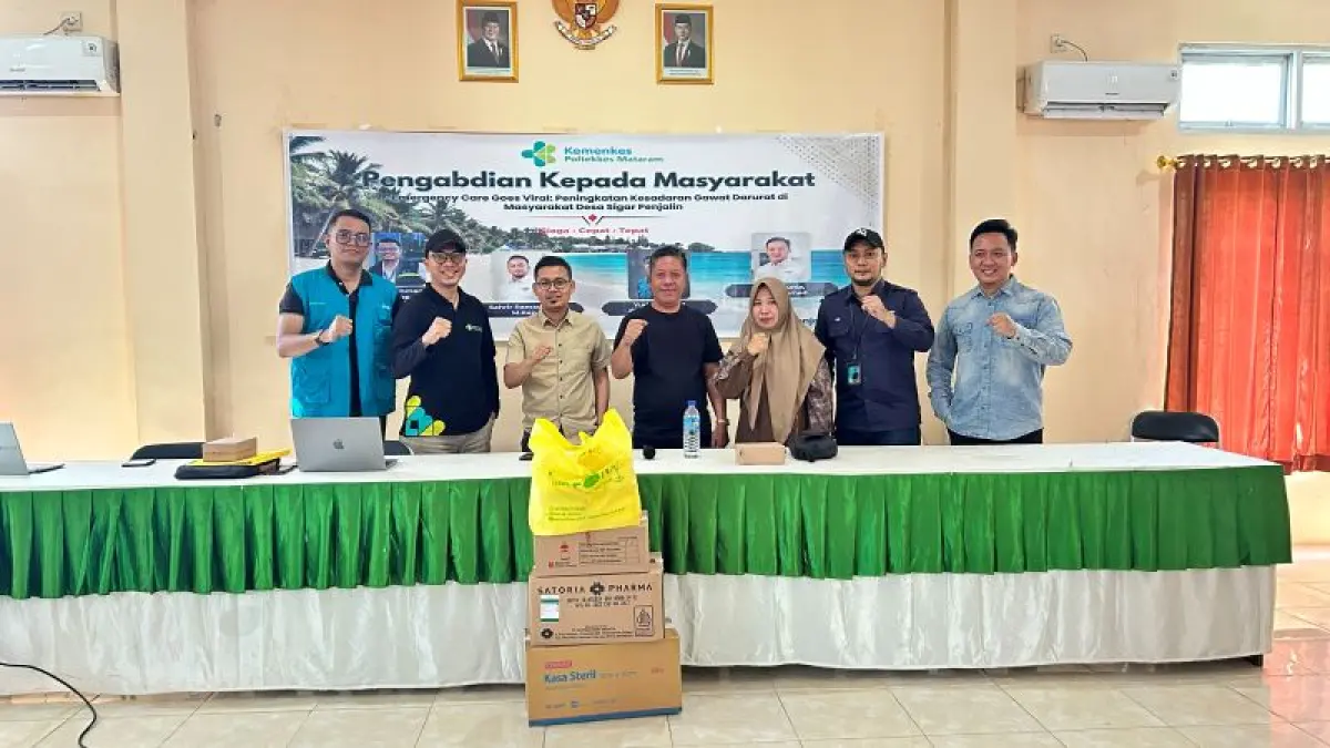 SIAP TANGGAP BENCANA: Tim pengabdi Poltekkes Kemenkes Mataram berfoto bersama pemerintah desa, pihak puskesmas, dan kader seusai pembukaan pelatihan penanganan gawat darurat di Desa Sigar Penjalin, KLU, Sabtu (11/7).