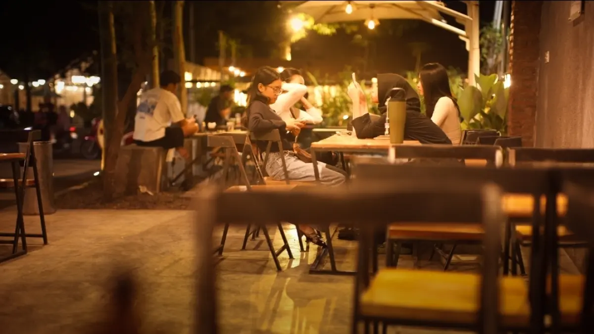 Suasana aktivitas warga di salah satu kafe di Kota Mataram. 