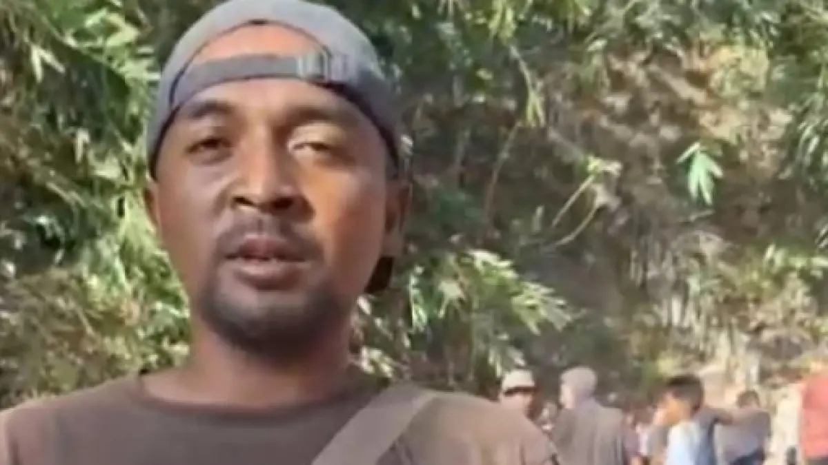 TERIMA KASIH: Salah seorang warga Desa Riung, Manggarai, NTT.