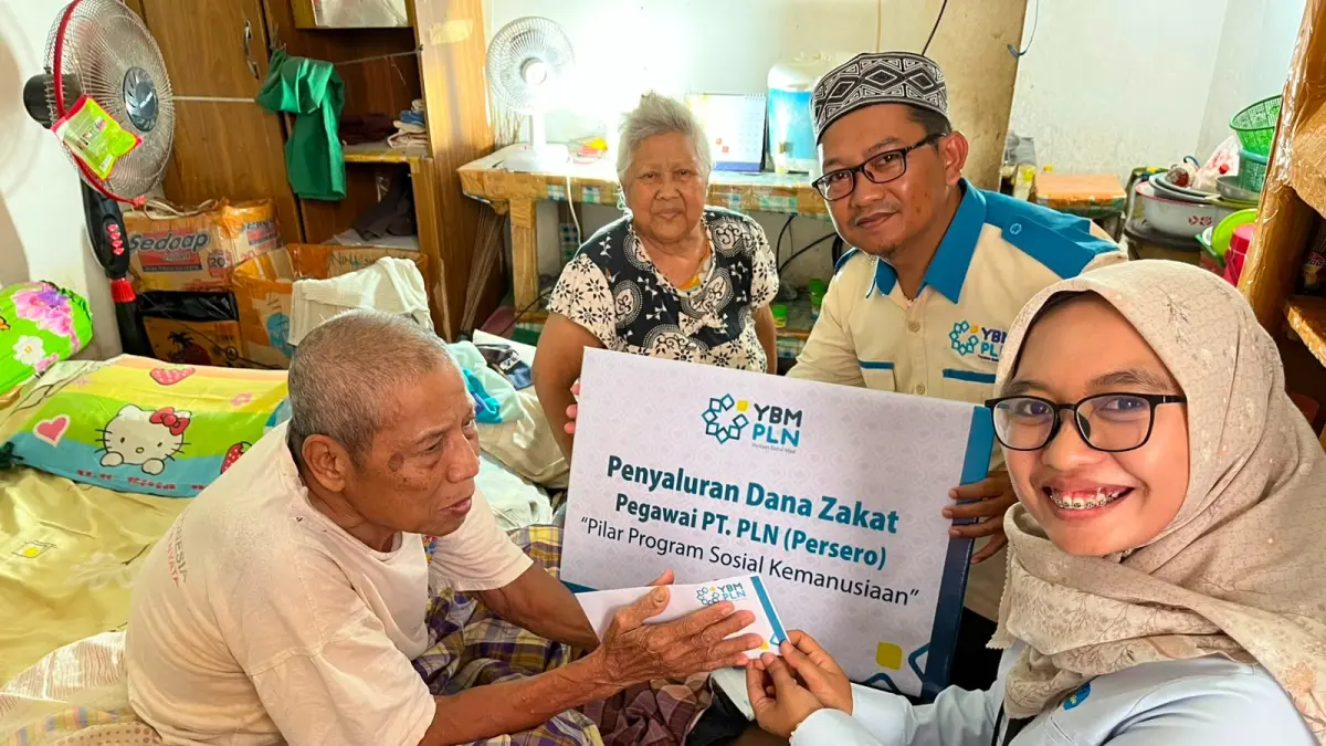 Tim PLN UP3 Sumbawa menyalurkan bantuan kepada seorang veteran yang berdomisili di Brang Biji, Kabupaten Sumbawa.