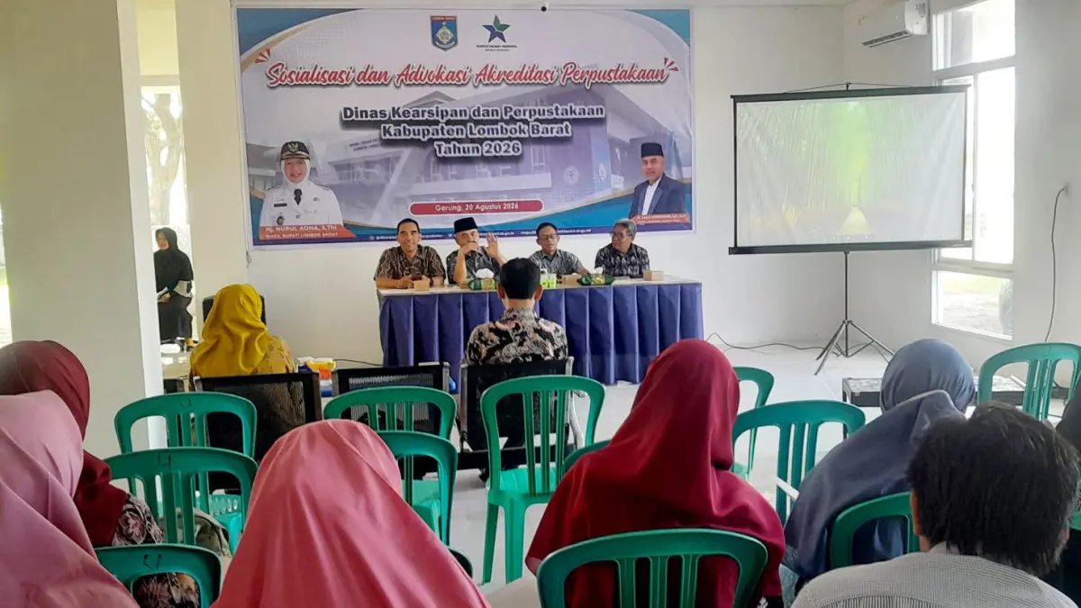 TINGKATKAN LITERASI: Asisten III Setda Lombok Barat Fauzan Husniadi (dua kanan) bersama Kepala Disarpusda Lobar Lalu Winengan (dua kiri) saat menghadiri kegiatan peningkatan kapasitas pengelola perpustakaan, Kamis (20/8).
