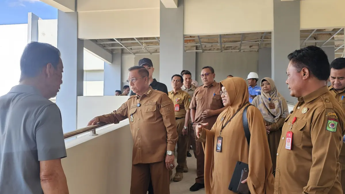 Wali Kota Bima HA Rahman H Abidin meninjau progres pembangunan RSUD Kota Bima, Selasa (18/8).