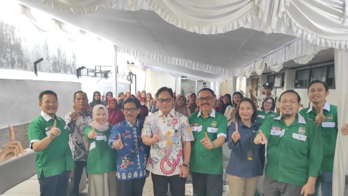 Ketua POGI NTB dr. Gede Made Punarbawa bersama peserta dan tim pelaksana saat kegiatan Program Merdeka Stunting 2026 di Pegadaian Cabang Gerung, Lombok Barat, Kamis (20/8). Kegiatan menghadirkan pemeriksaan kesehatan, USG gratis, konsultasi dokter spesialis, suplementasi, dan edukasi pencegahan stunting.