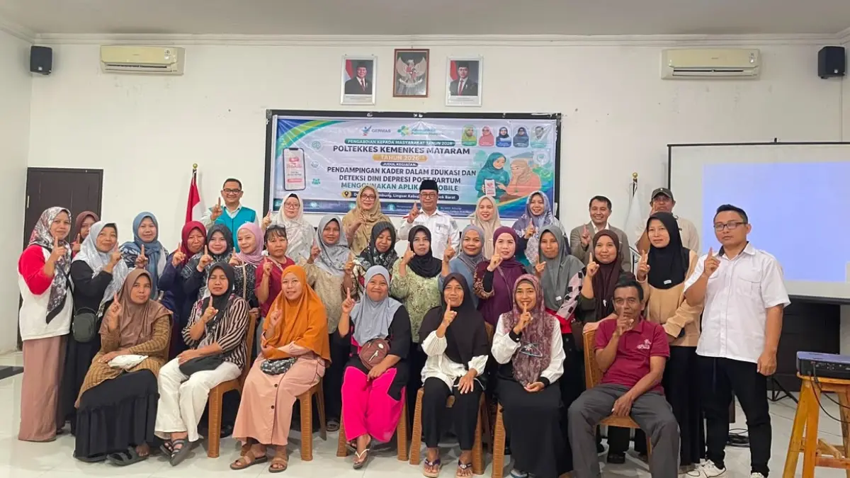 DETEKSI DEPRESI POSTPARTUM: Tim pengabdian masyarakat Jurusan Keperawatan Poltekkes Kemenkes Mataram foto bersama kepala Desa Batu Kumbung dan kader kesehatan usai pembentukan Komunitas "Sayang Ibu" di Aula Kantor Desa Batu Kumbung, Lingsar, Lombok Barat, Rabu (29/7).