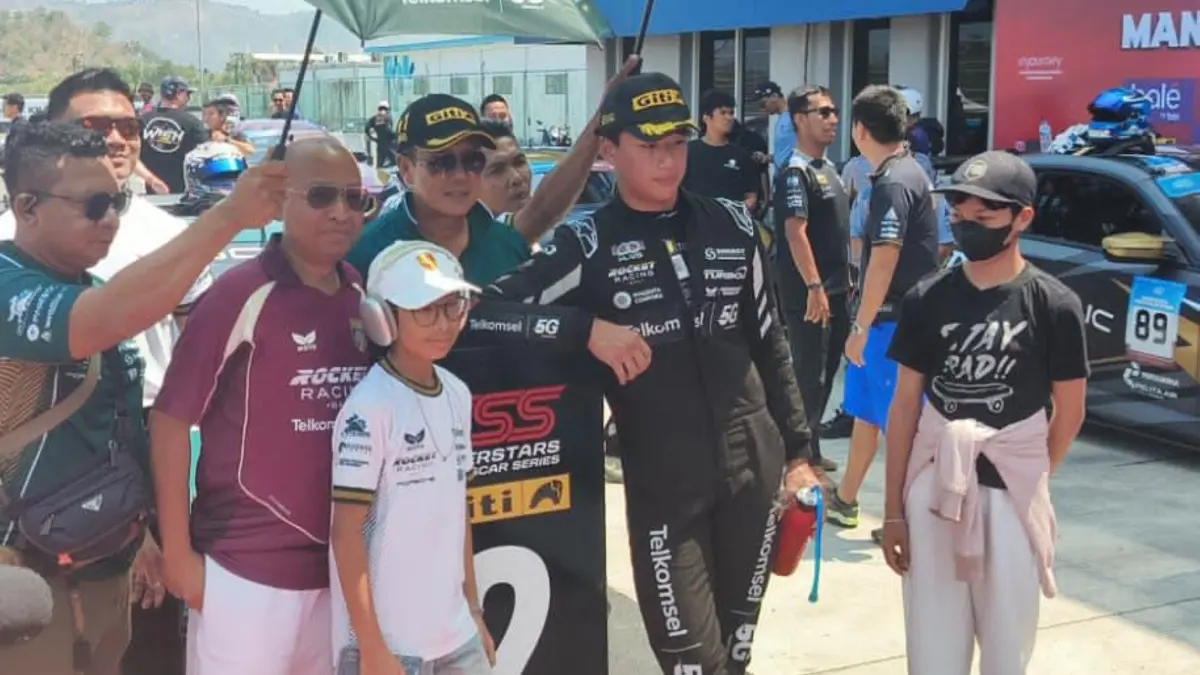 Pembalap muda Nadeem Rustombi (dua kanan) berfoto bersama keluarga dan tim usai sukses mengamankan podium kedua gelas GTC pada Superstars Sportscar Series di ajang Mandalika Festival of Speed (MFoS) seri ketiga di Sirkuit Internasional Mandalika, Minggu (16/8) lalu.