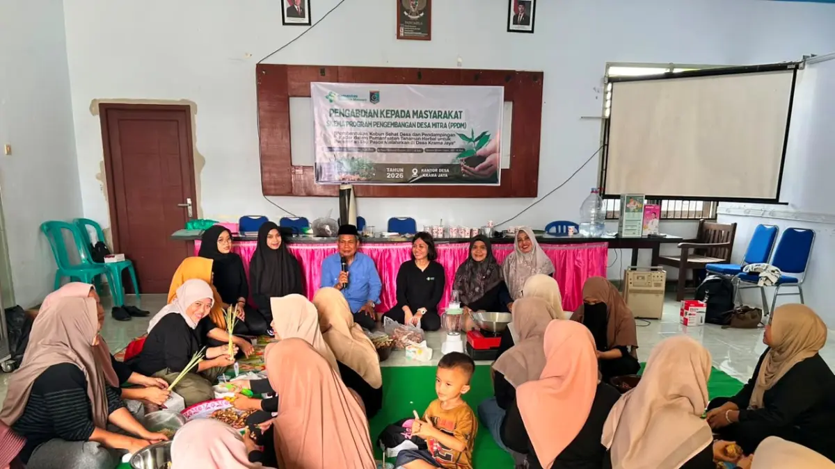 Tim pengabdi Poltekkes Kemenkes Mataram foto bersama pengurus kader dan perangkat Desa Krama Jaya usai perintisan Kebun Sehat Desa di Kantor Desa Krama Jaya, Narmada, Lombok Barat. Kegiatan ini digelar untuk memfasilitasi budi daya rempah lokal dan perawatan ibu pascamelahirkan.