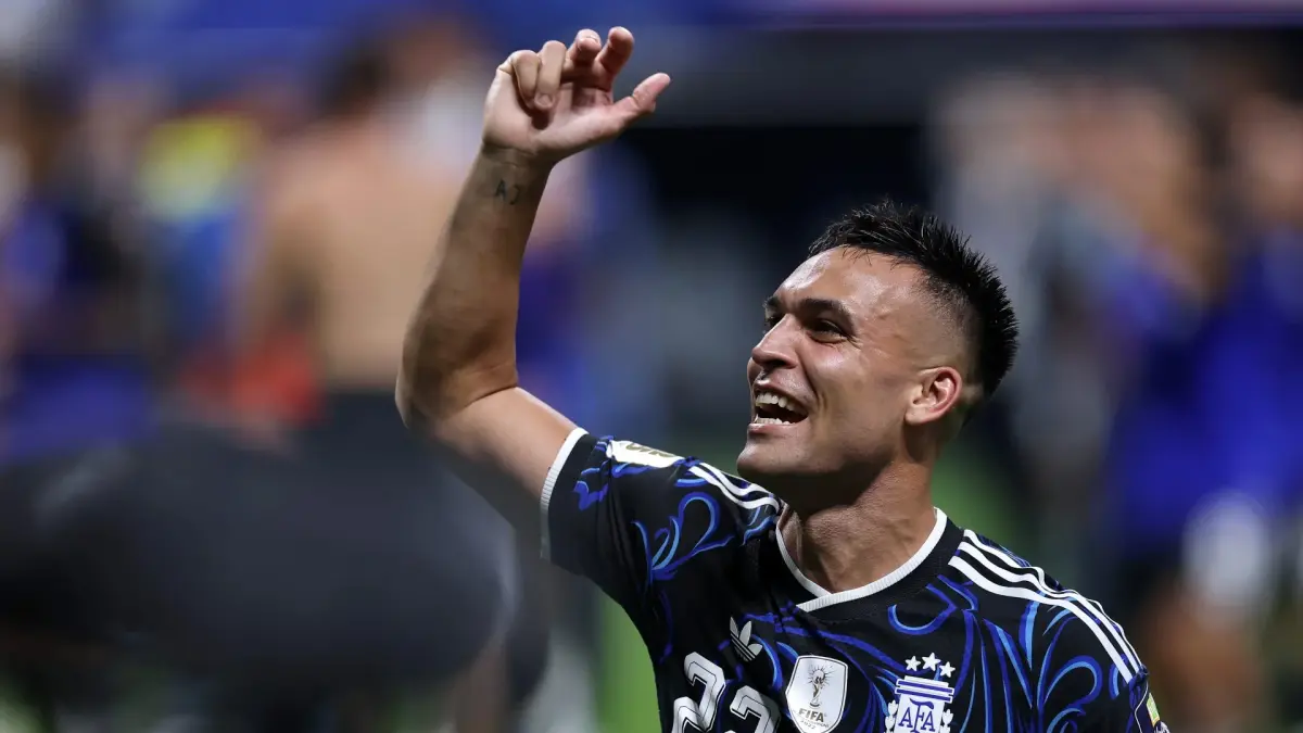 Barcelona sepakat secara personal dengan Lautaro Martinez. Tawaran senilai €100 juta disiapkan untuk melobi Inter Milan.
