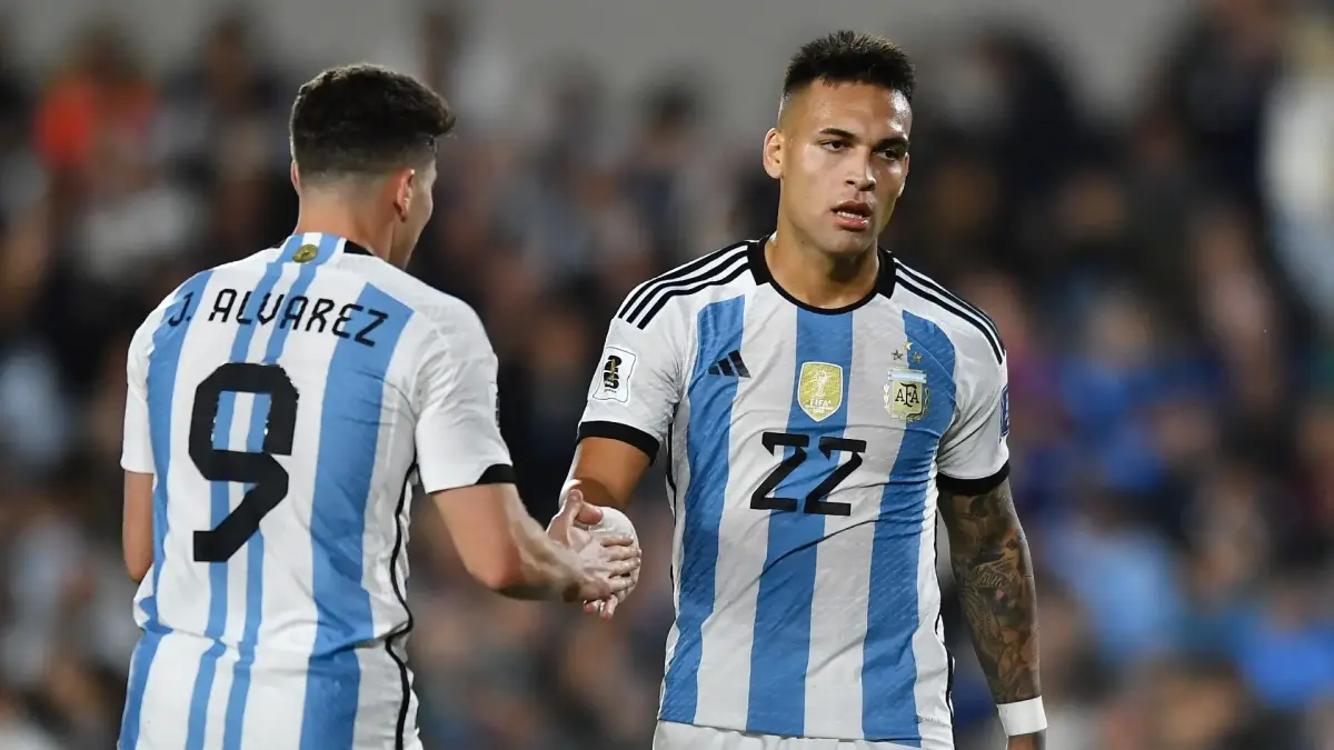 Barcelona ubah arah usai Julian Alvarez digembok Atletico. Lautaro Martinez kini jadi prioritas utama Hansi Flick di bursa transfer.