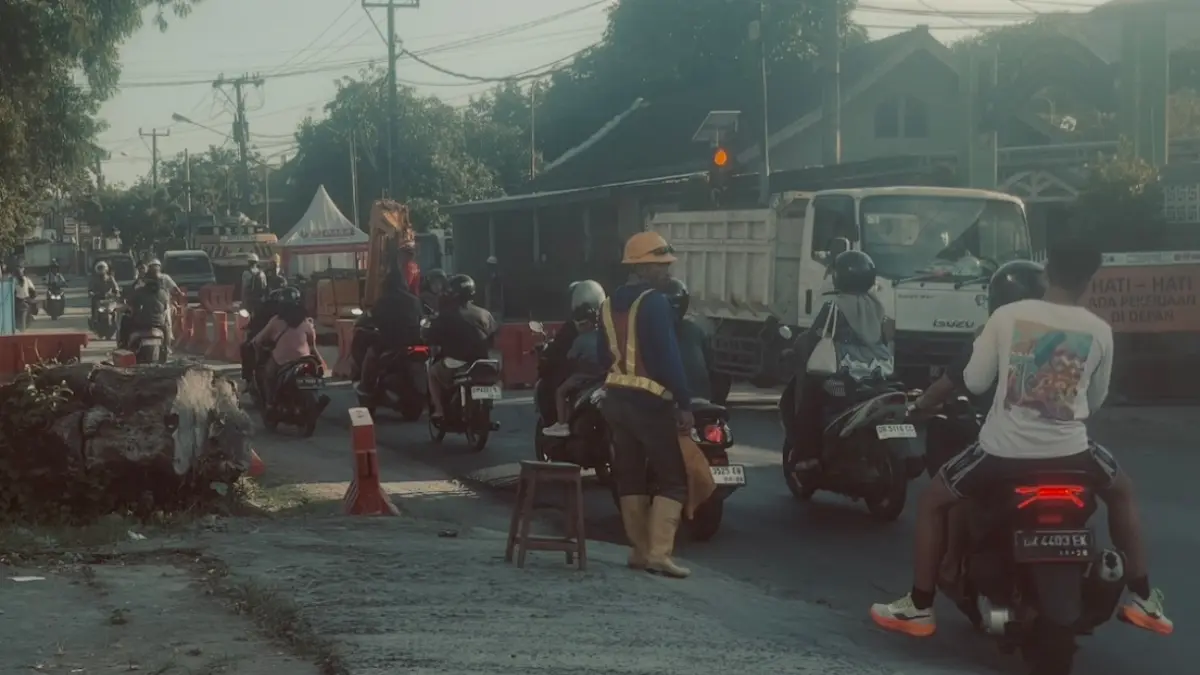 BIKIN MACET: Sebagian besar jalan Industri, Ampenan tertutup proyek. Sementara pengendara motor harus lewat di trotoar sementara kendaraan roda empat berbobot besar dilarang melintas. 