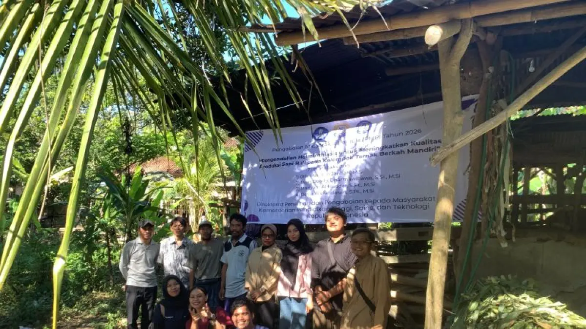CEGAH HELMINTHIASIS: Tim dosen dan mahasiswa Prodi Kedokteran Hewan UNDIKMA foto bersama peternak sapi Bali di Dusun Beroro, Desa Jembatan Kembar Timur, Lombok Barat, Kamis (20/8).