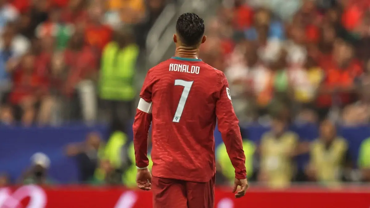 Cristiano Ronaldo isyaratkan musim 2026/27 bisa jadi musim terakhirnya. Sang legenda bicara jujur soal akhir karier di Vogue.