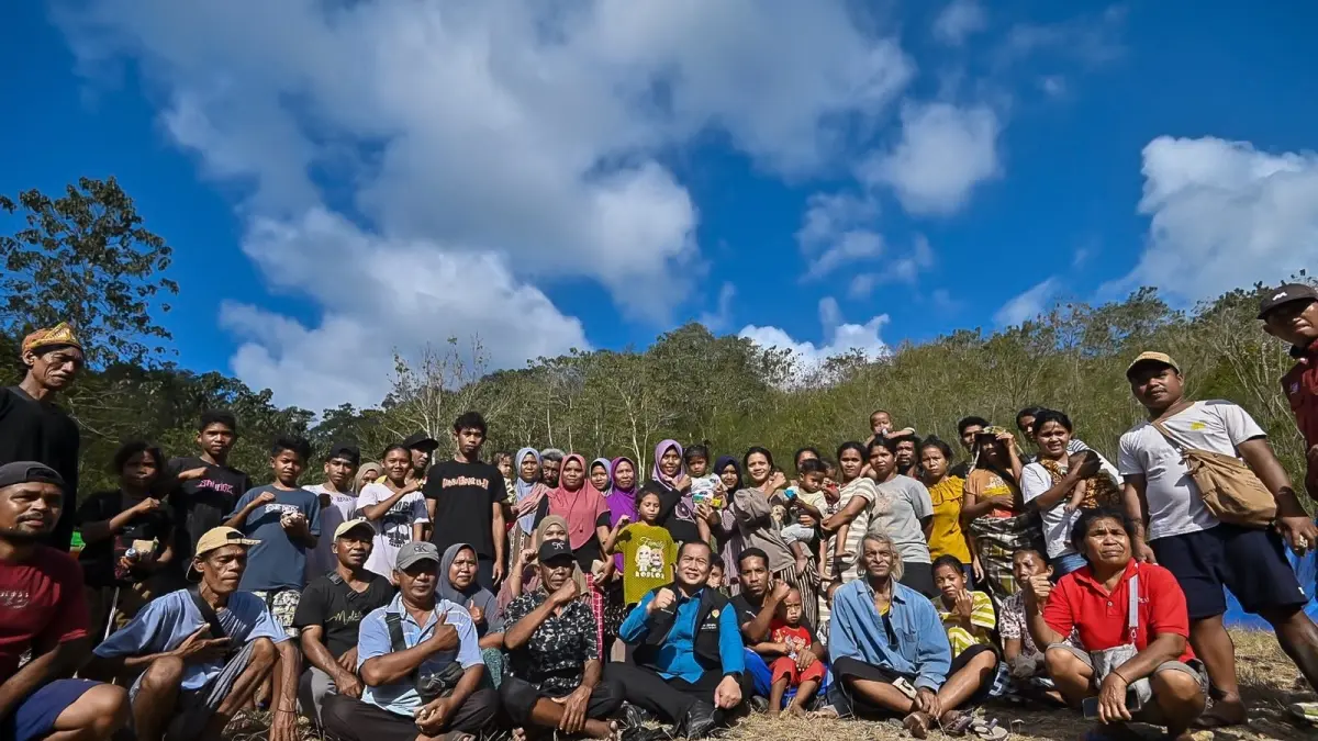 EMPATI: Gubernur NTB Lalu Muhamad Iqbal saat menemui warga korban gempat di Desa Satar Padut, Kecamatan Lamba Leda Utara, Manggarai, NTT, Kamis (20/8).


