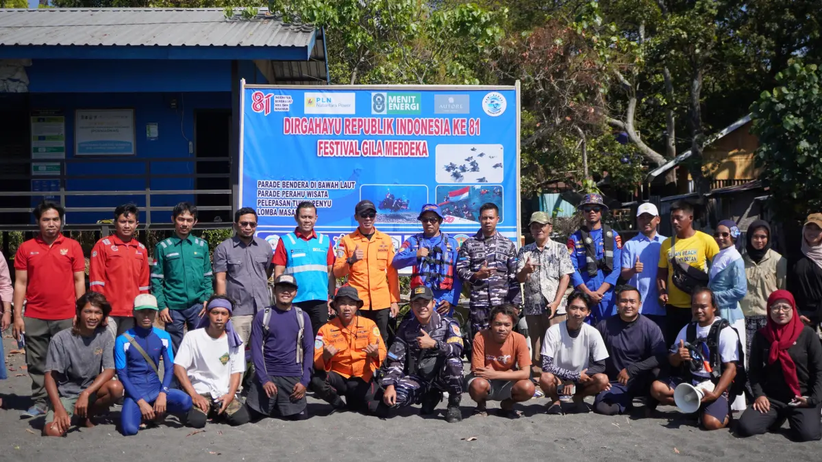 GILA MERDEKA: Jajaran PT PLN Nusantara Power bersama sejumlah pihak terkait saat foto bersama sebelum acara festival gila merdeka di pantai gili lampu