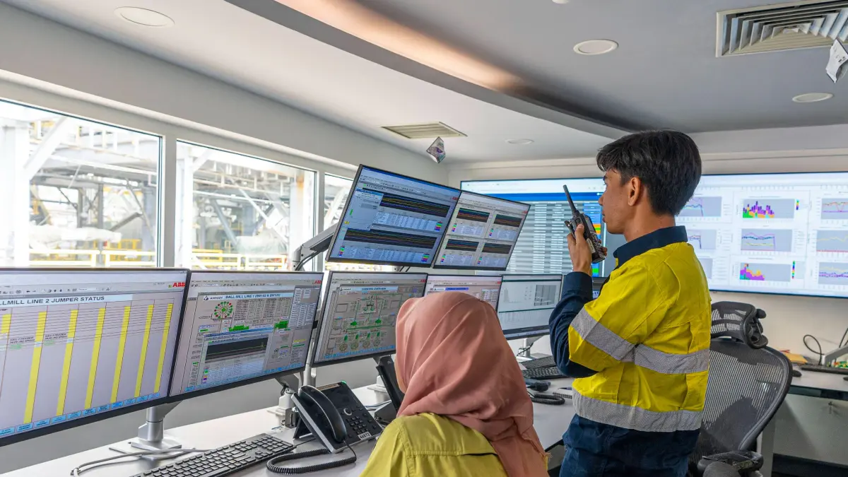 KONTROL OPERASIONAL: Aktivitas pekerja AMMAN saat memantau data operasional pertambangan melalui deretan layar digital di ruang kendali Batu Hijau, Sumbawa Barat. (AMMAN FOR LOMBOK POST)