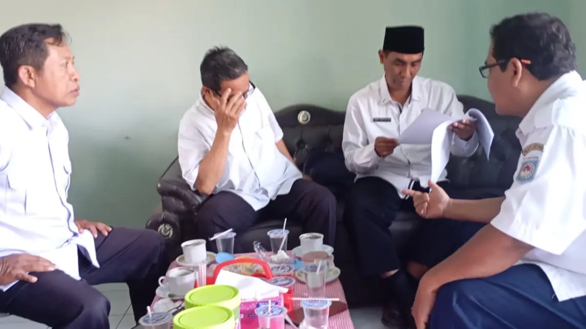 KOORDINASI: Ketua MKKS Kota Mataram Burhanuddin (kiri) koordinasi terkait Forum OSIS Kota Mataram sebagai wadah kolaborasi sekaligus penggerak program penguatan karakter siswa di SMPN 16 Mataram, Rabu (19/8).