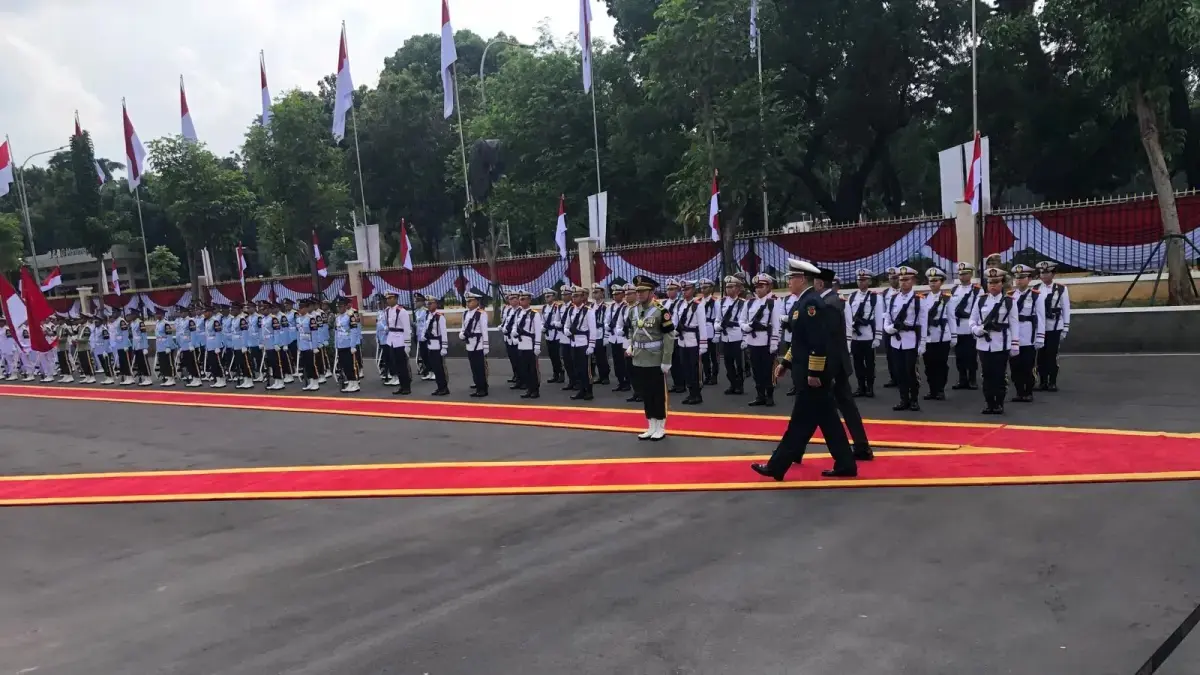 Menhan Sjafrie Sjamsoeddin menyambut kedatangan Menhan Tiongkok Admiral Dong Jun melalui Upacara Jajara Kerhormatandi Kantor Kemhan, Jakarta Pusat, pada Jumat (21/8). (Sahrul Yunizar/JawaPos.com)