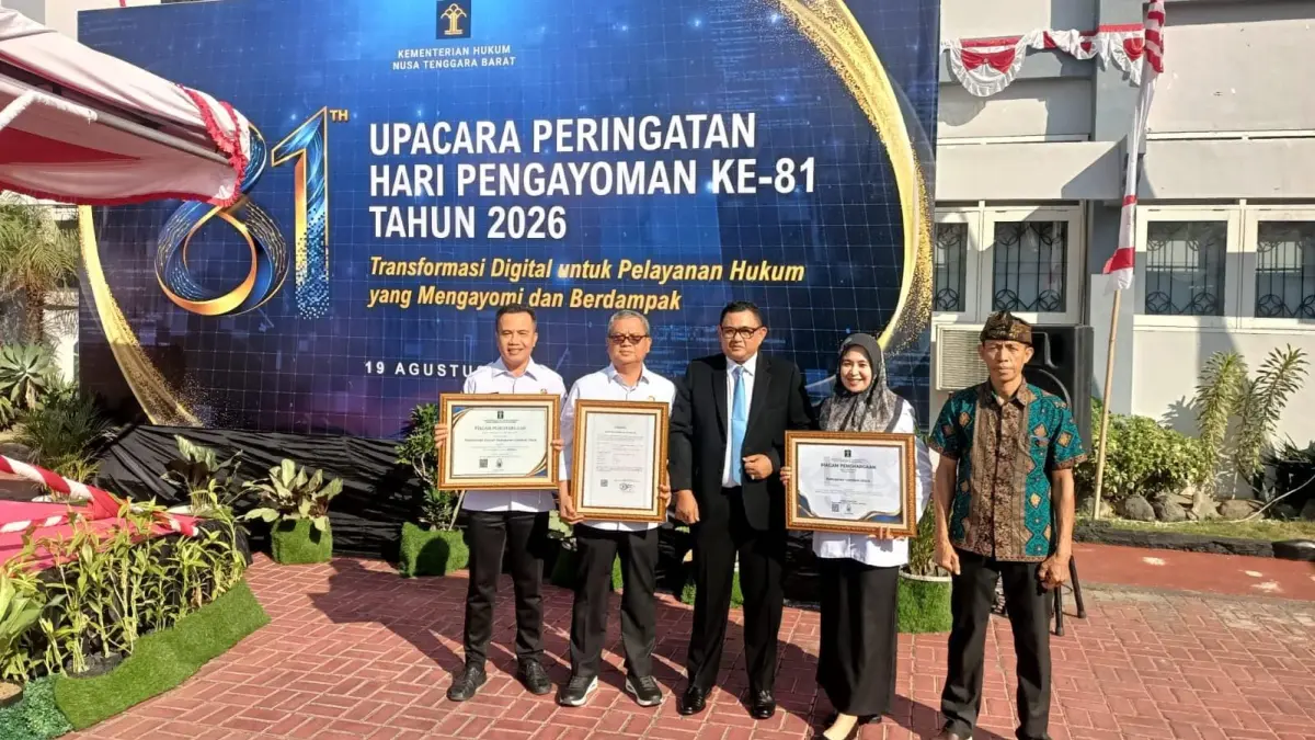 PRESTASI: Wakil Bupati KLU Kusmalahadi (tengah) bersama sejumlah pejabat usai menerima penghargaan.