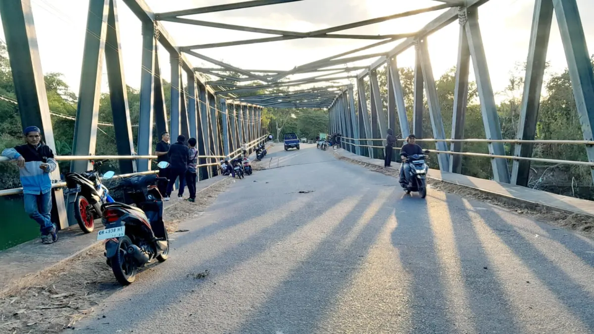 RUSAK PARAH: Komisi V DPR RI mendorong pemerintah pusat menangani jembatan Bakong yang diperkirakan membutuhkan anggaran sekitar Rp 100 miliar. (Foto: Toni/Lombok Post)

&nbsp;