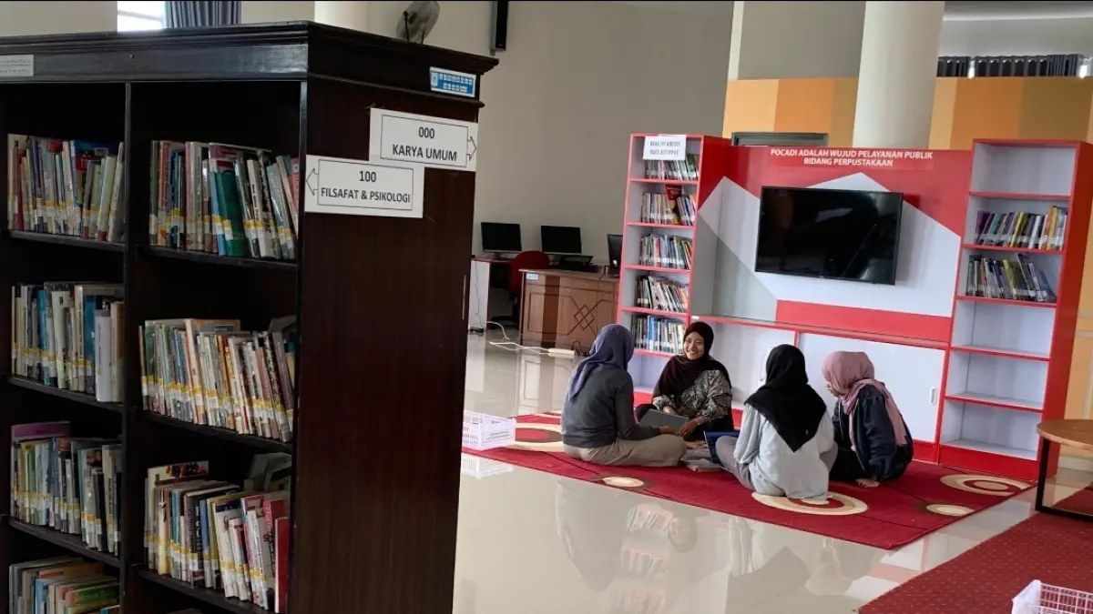 Sekelompok mahasiswi terlihat sedang berdiskusi sambil lesehan di area baca Perpustakaan Kota Mataram, beberapa waktu lalu. 